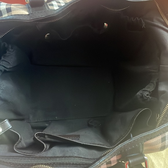 Beautiful traditional Burberry diaper bag.Lot of spacestrap...